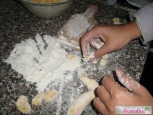 Dividere l'impasto per creare gli gnocchi di patata