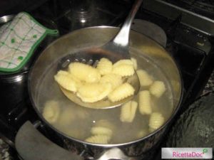 Cuocere gli gnocchi di patata