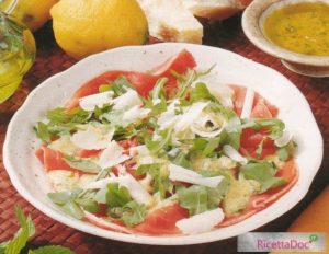 Carpaccio di manzo con rucola e scaglie di parmigiano