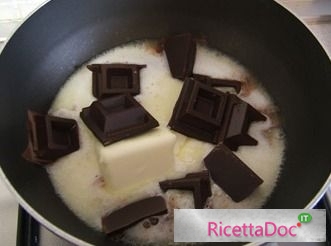 Sciogliere cioccolato burro e zucchero