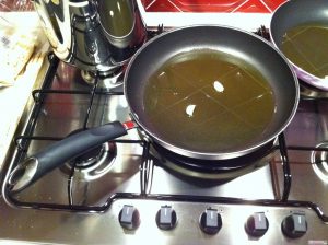 Padella con olio e aglio per gli scampi