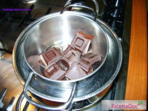 sciogliete a bagnomaria il cioccolato