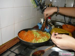 Inserire le zucchine e le carote