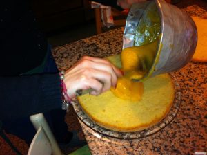 distribuite la crema lemon curd sul pan di spagna