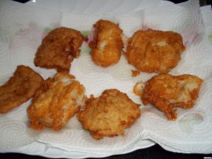 Baccalà fritto asciugatura su carta assorbente