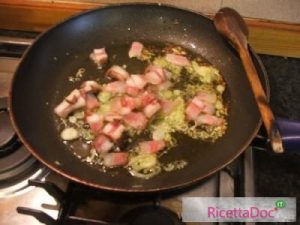 Soffriggere la pancetta e la cipolla