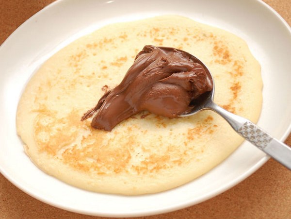 spalmare nutella sulle crepes dolci