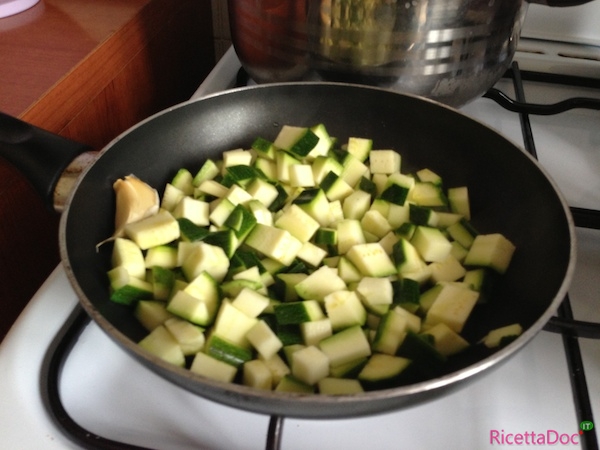 Pasta con zucchine e pomodorini