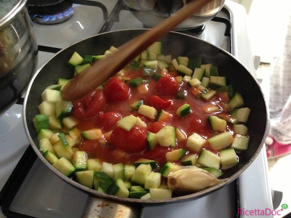 Pasta con zucchine e pomodorini