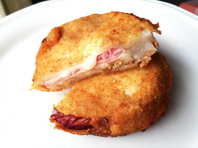 PANZEROTTO DI CARNE CON PROSCIUTTO E MOZZARELLA